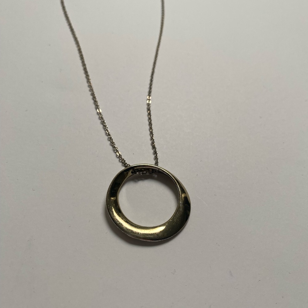 Express gold colored circle necklace